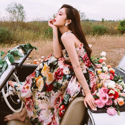 HyunA mặc đầm hoa ngồi trên ô tô trong MV nhạc KPOP Flower Shower