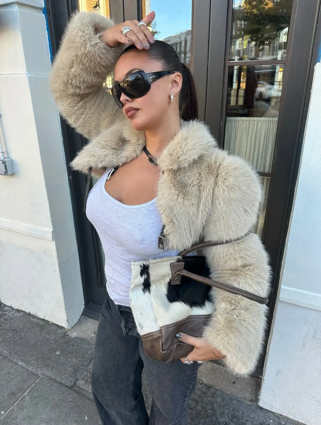 Millie Hannah dạo phố cá tính trong chiếc Grace Long sleeve Crop Jacket tông màu be nhạt của FANCÌ CLUB, phối cùng tank top trắng và kính mát sành điệu.