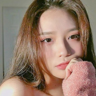 moisture khác cấp nước Mai Diz mặc áo kháoc lông feature ngang