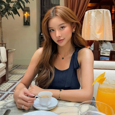 người mẫu với làn da đẹp bên tách trà