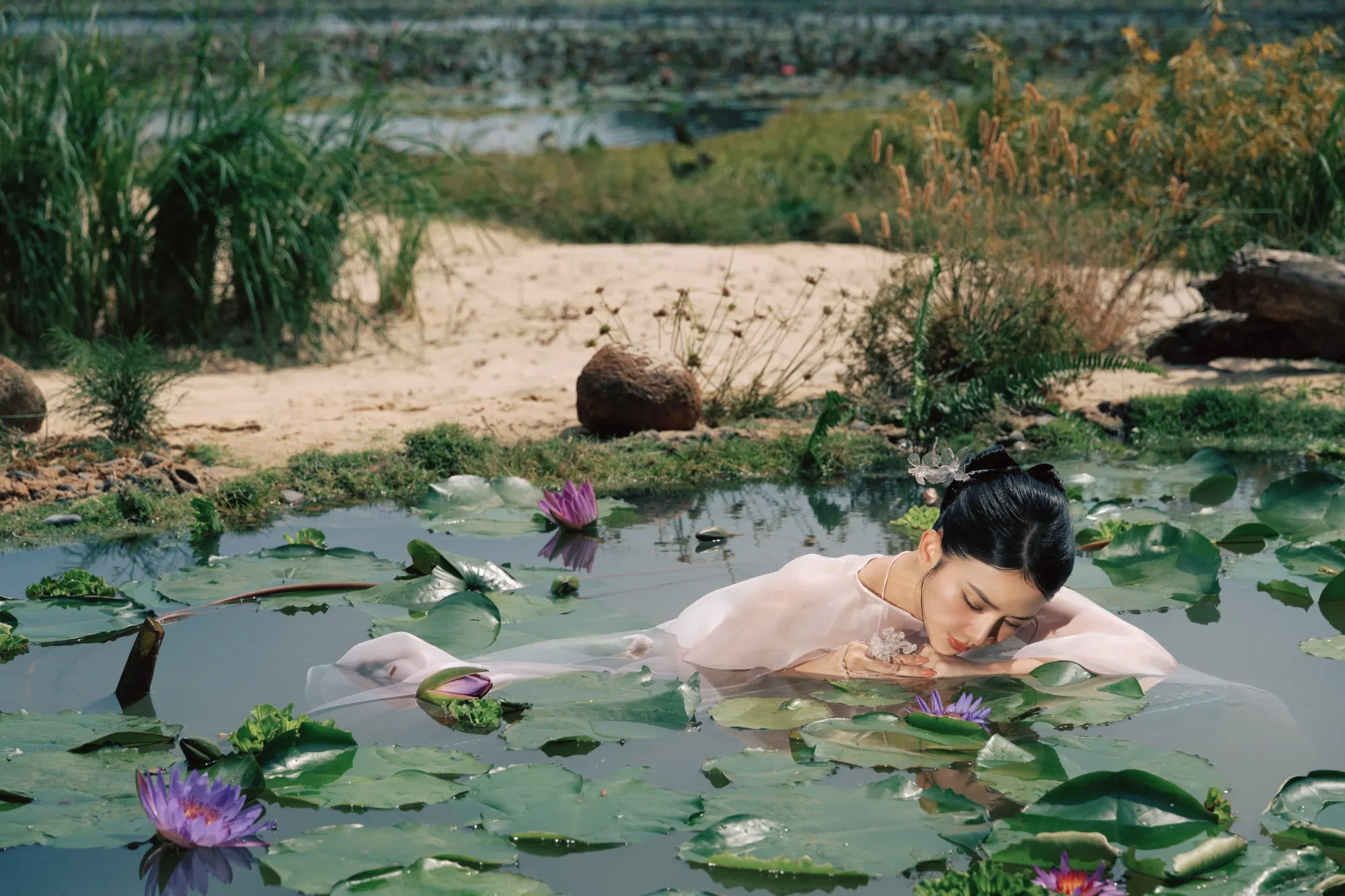 Huỳnh Khánh Vy - bà xã Phan Mạnh Quỳnh tham gia MV Thấy Trung Nhân Giữa Thiên Hạ. 