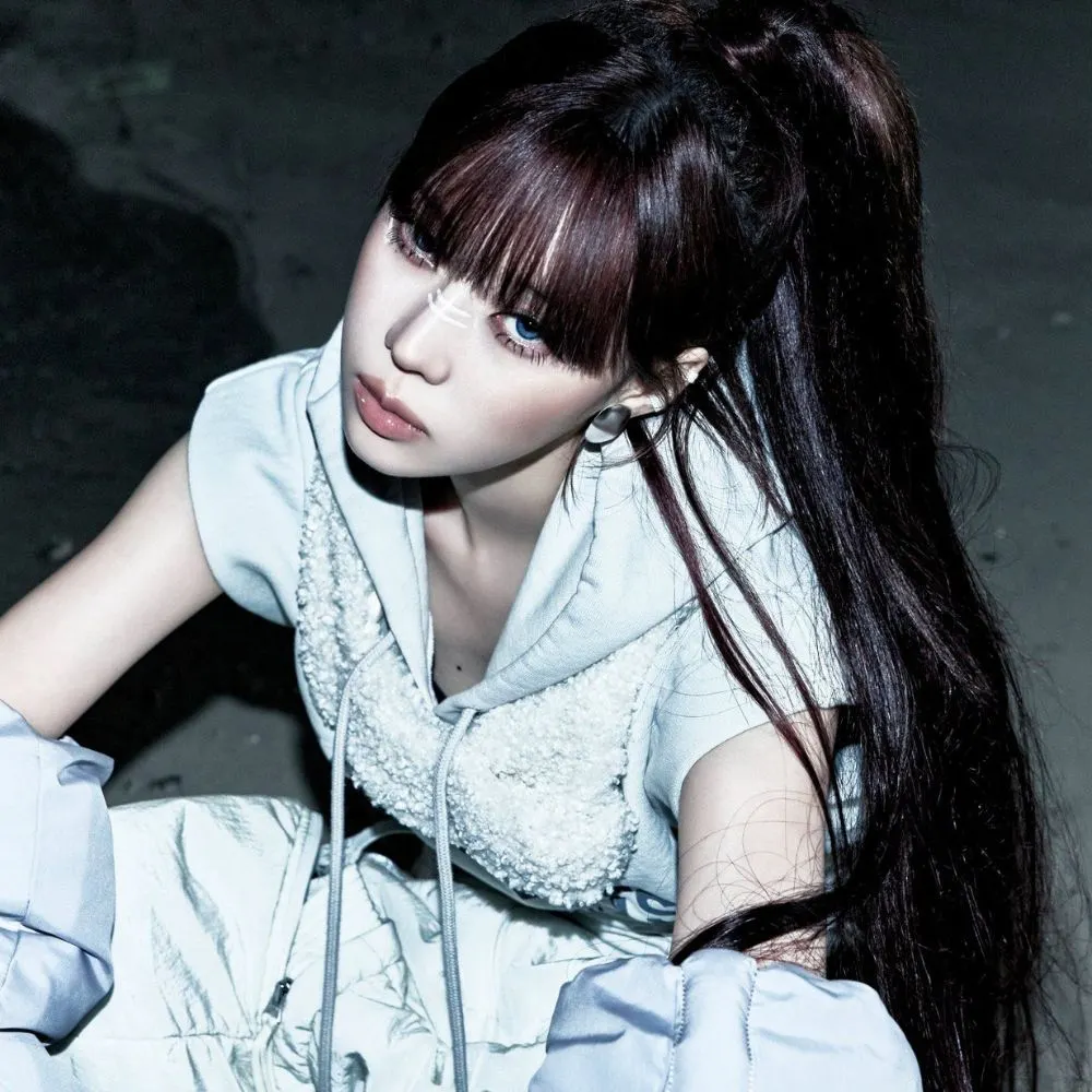 Hình ảnh Winter (aespa) với phong cách futuristic trong MV "Dirty Work". 