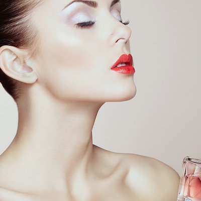 cách xịt nước hoa thơm lâu 1