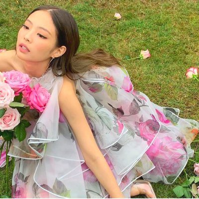Phong cách thời trang của Jennie "biến hóa" đầy ấn tượng trong MV "SOLO"