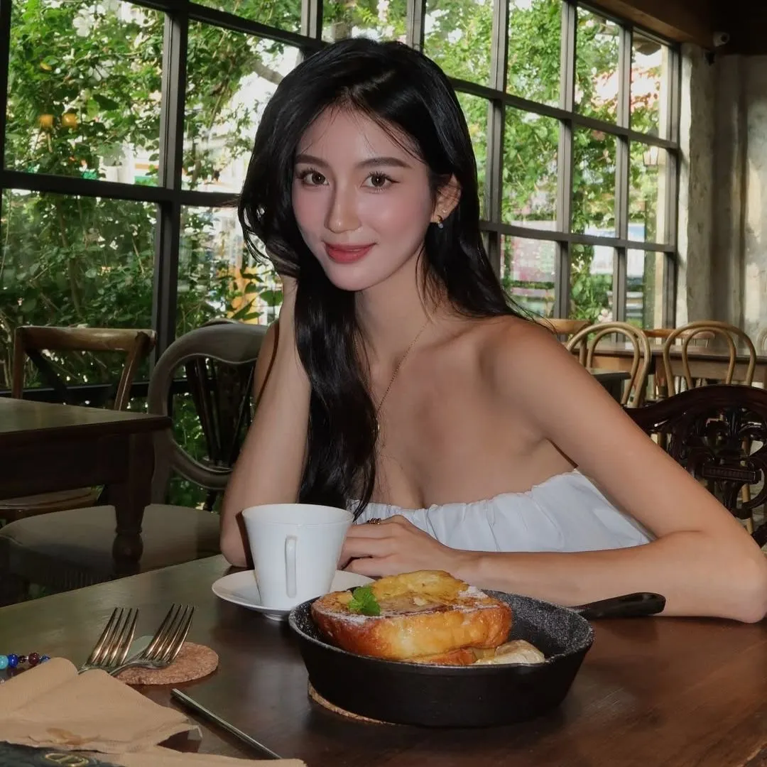 người mẫu ăn sáng