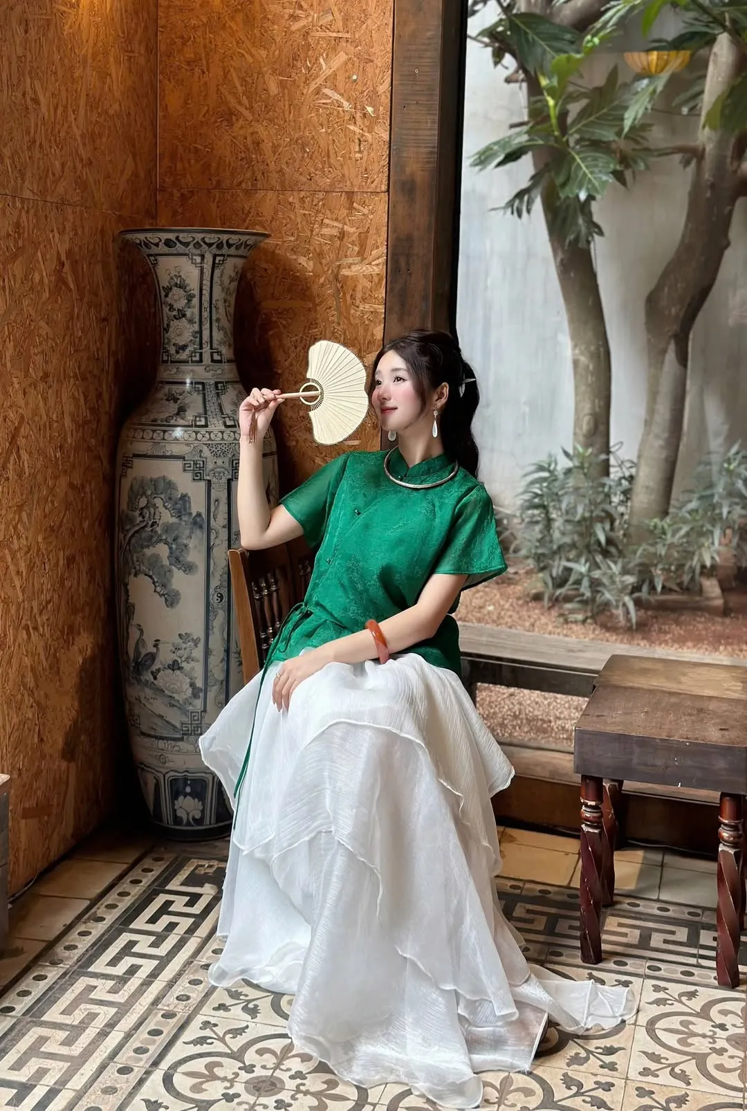 Sự giao thoa giữa nét đẹp truyền thống và phom dáng đương đại trong thiết kế kiềng trơn tối giản.