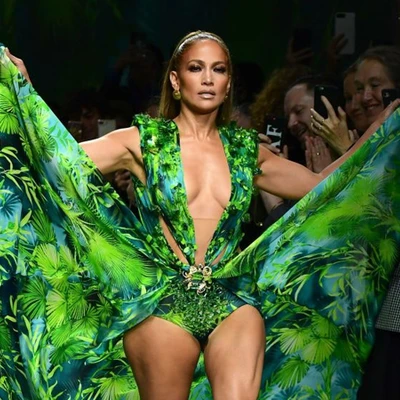 Jennifer Lopez thời trang gợi cảm
