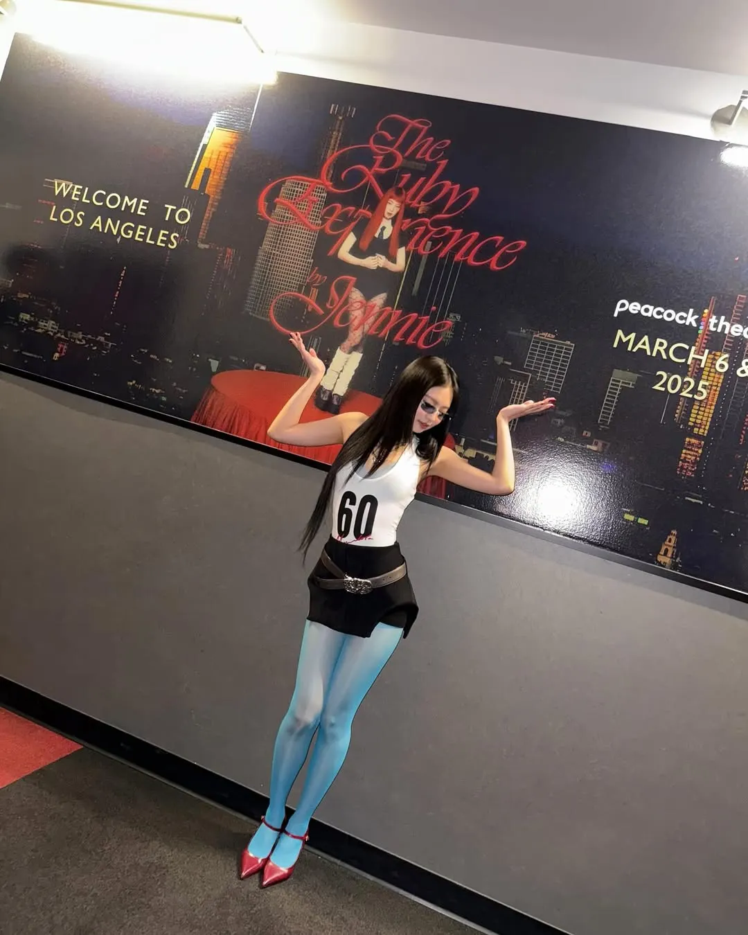 jennie diện váy đen áo ba lỗ trắng