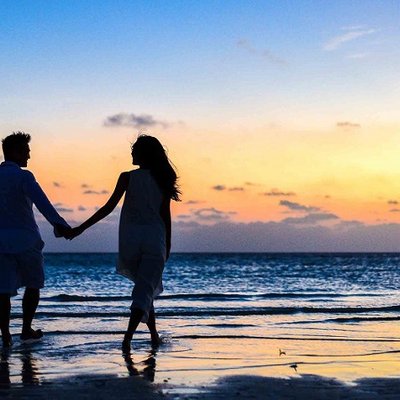 cặp đôi đi dạo trên bờ biển