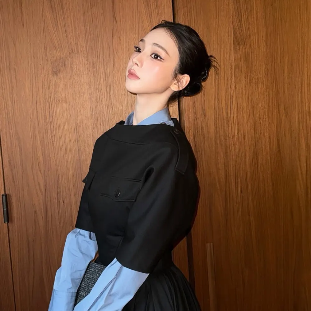 Karina mang trang phục đen, xanh tại show Prada 2026