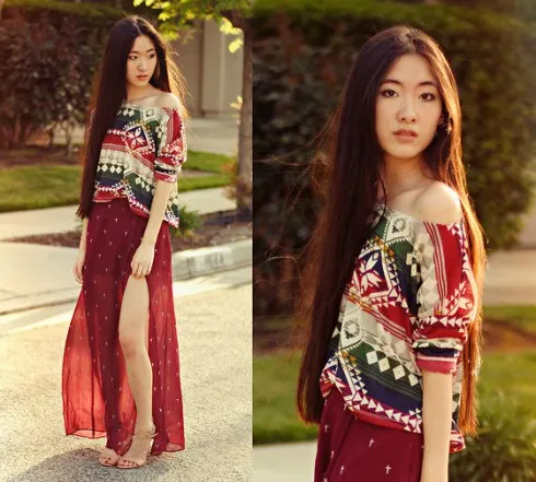 Sắc đỏ, chất liệu vải xuyên thấu giúp váy xẻ tà vô cùng nổi bật