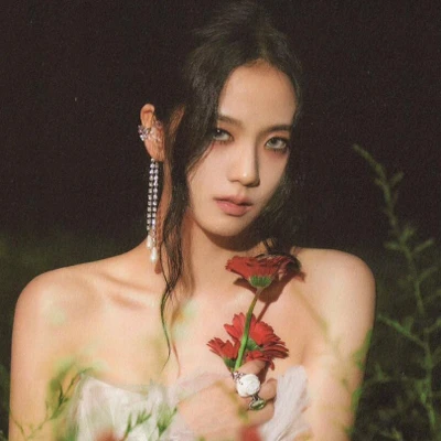 Jisoo phụ kiện khuyên tai đầy phong cách