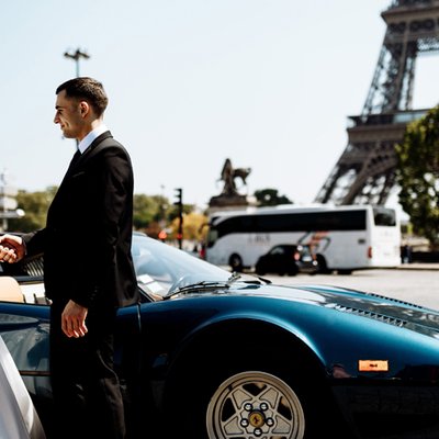 cặp vợ chồng trước tháp eiffel
