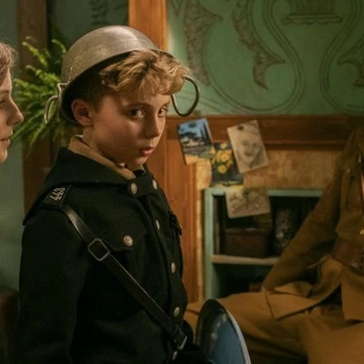 cậu bé ngồi cùng elsa và adolf