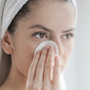 Bông tẩy trang (cotton pads) - loại nào đáng để phái đẹp đầu tư?