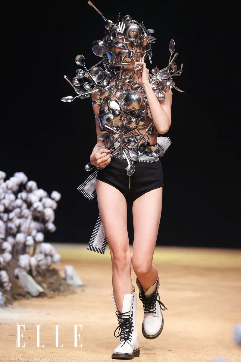 NTK Võ Công Khanh mang đến sự tươi vui với BST "Giấc mơ của Lily" tại ELLE Fashion Show