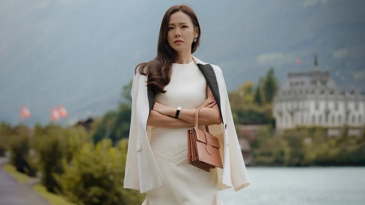 Son Ye Jin phối đồ với đầm trắng, áo khoác trắng, xách túi nâu trong Crash Landing On You
