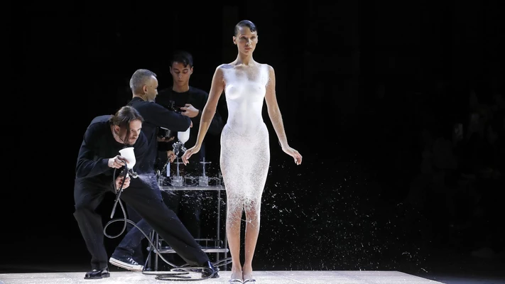 Bella Hadid mặc váy phun trên sàn diễn Coperni