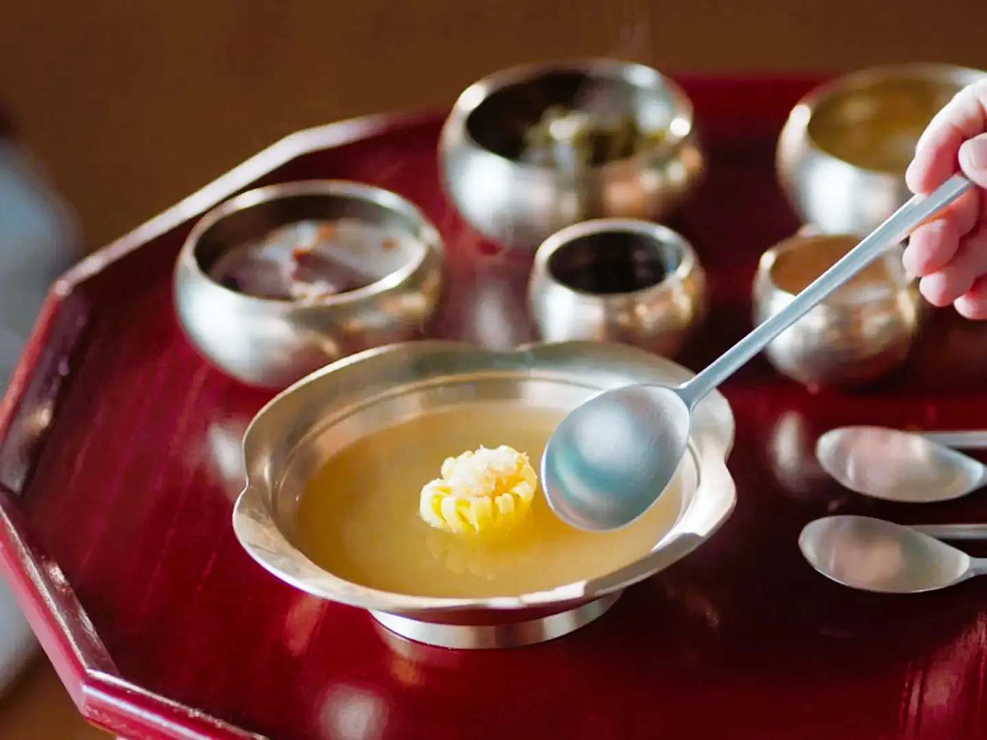 Canh giải rượu cá minh thái khô (Bugeo-guk) là một món ăn quen thuộc trong ẩm thực Hàn Quốc trong phim ngự trù của bạo chúa.