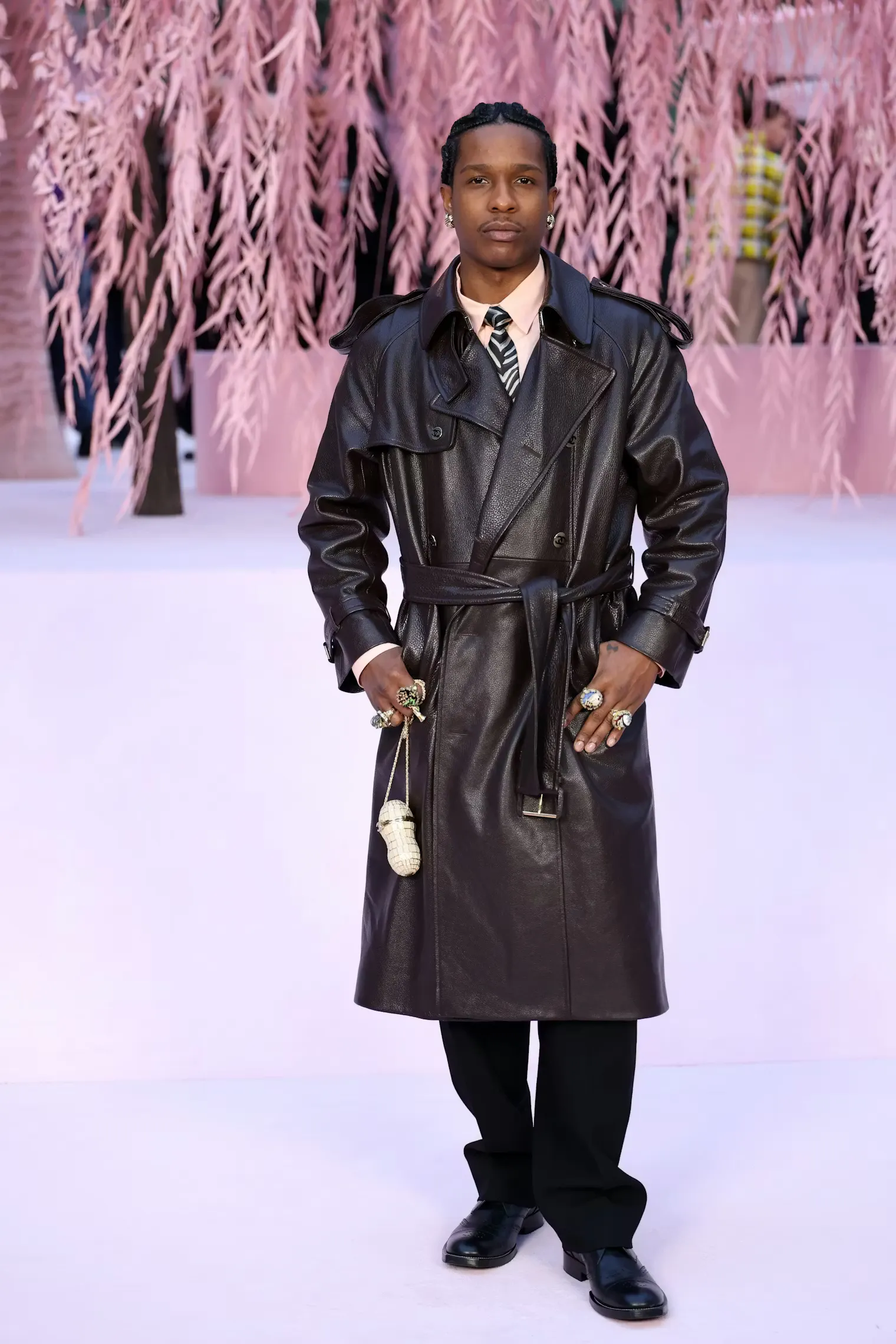 A$AP Rocky: Nam rapper khẳng định gu thẩm mỹ độc bản trong bộ trang phục mang hơi hướng học đường, kết hợp áo khoác tweed cùng cà vạt và những món phụ kiện đặc trưng của Chanel.