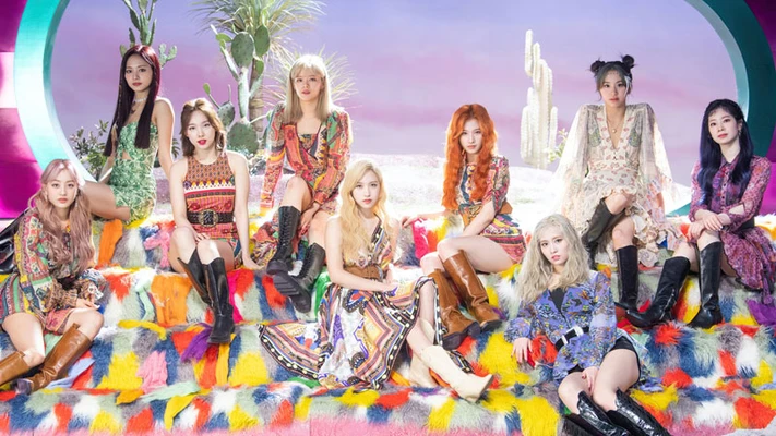 Thời trang của TWICE trong MV More & More
