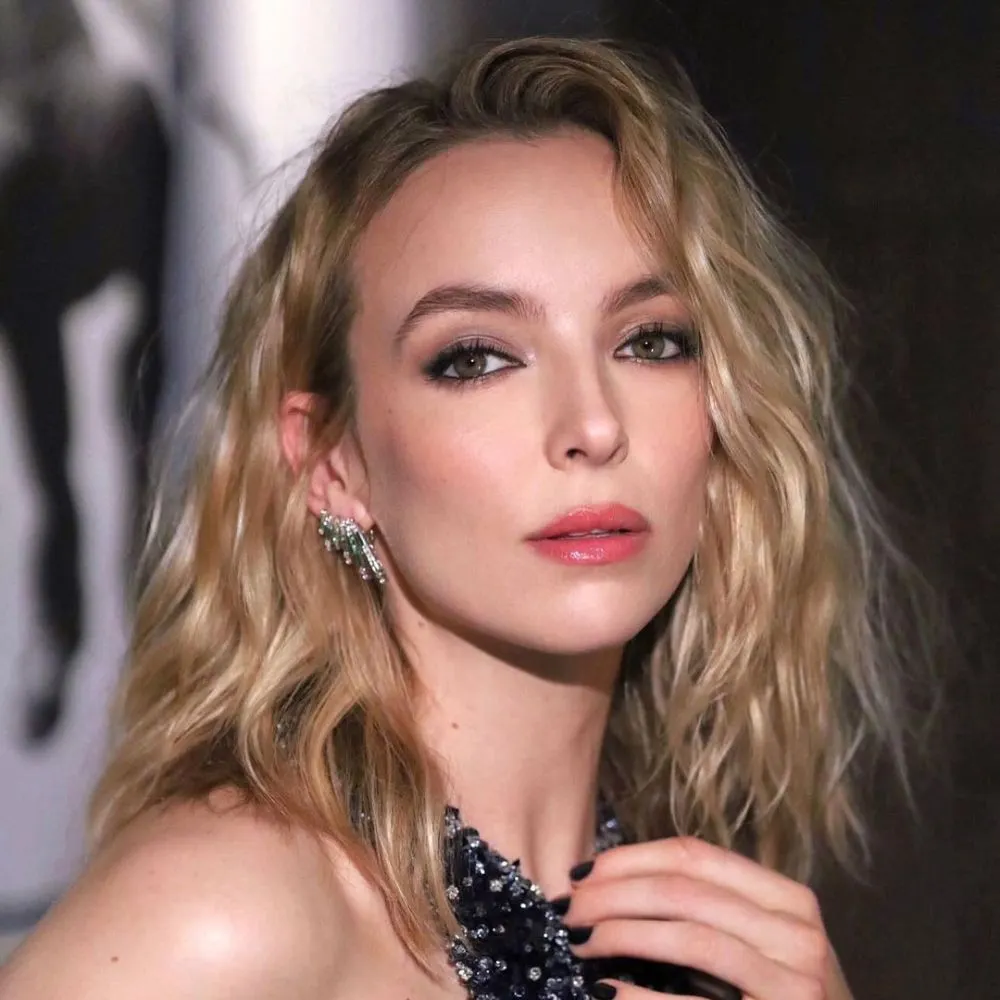 Hình ảnh Jodie Comer và xoăn sóng lơi.
