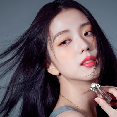 Son dưỡng có màu giúp đôi môi bạn trở nên tươi tắn.