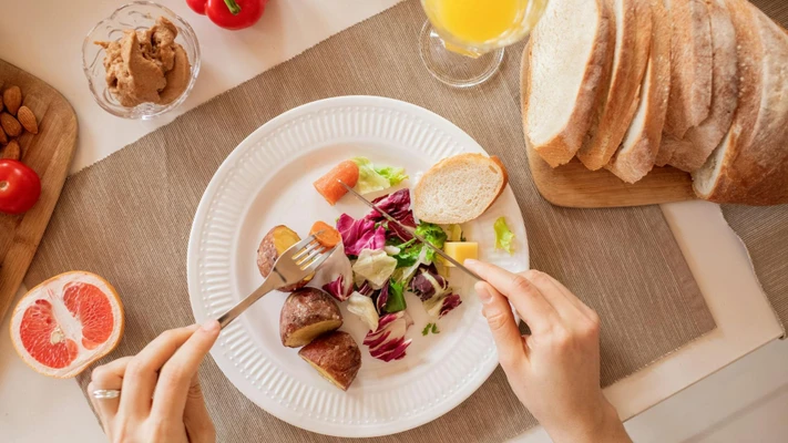 calo - dĩa thức ăn gồm bánh mì ngũ cốc và salad rau củ tốt cho việc giảm cân