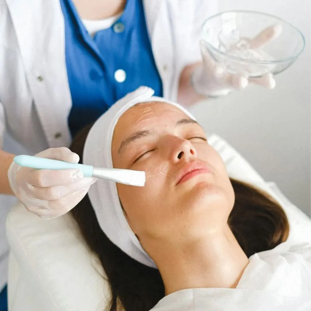 phụ nữ đang đi spa chăm sóc da - laser