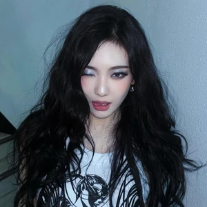 Hình ảnh Ningning (aespa) và lớp phấn mắt xanh dương mang cảm hứng Y2K.