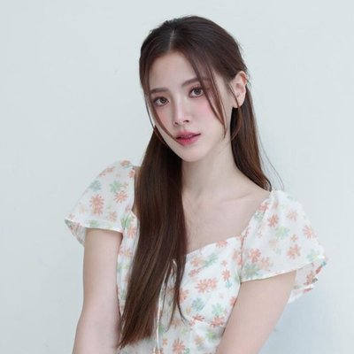 Cô gái có làn da trắng sáng, căng bảng