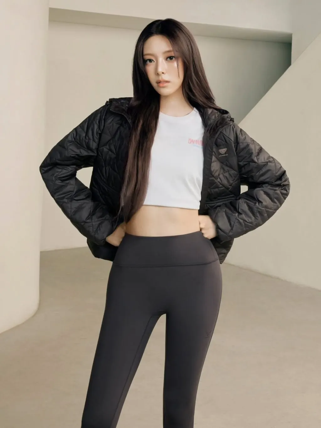 Outfit legging ống loe phối cùng áo phao bản lớn. 