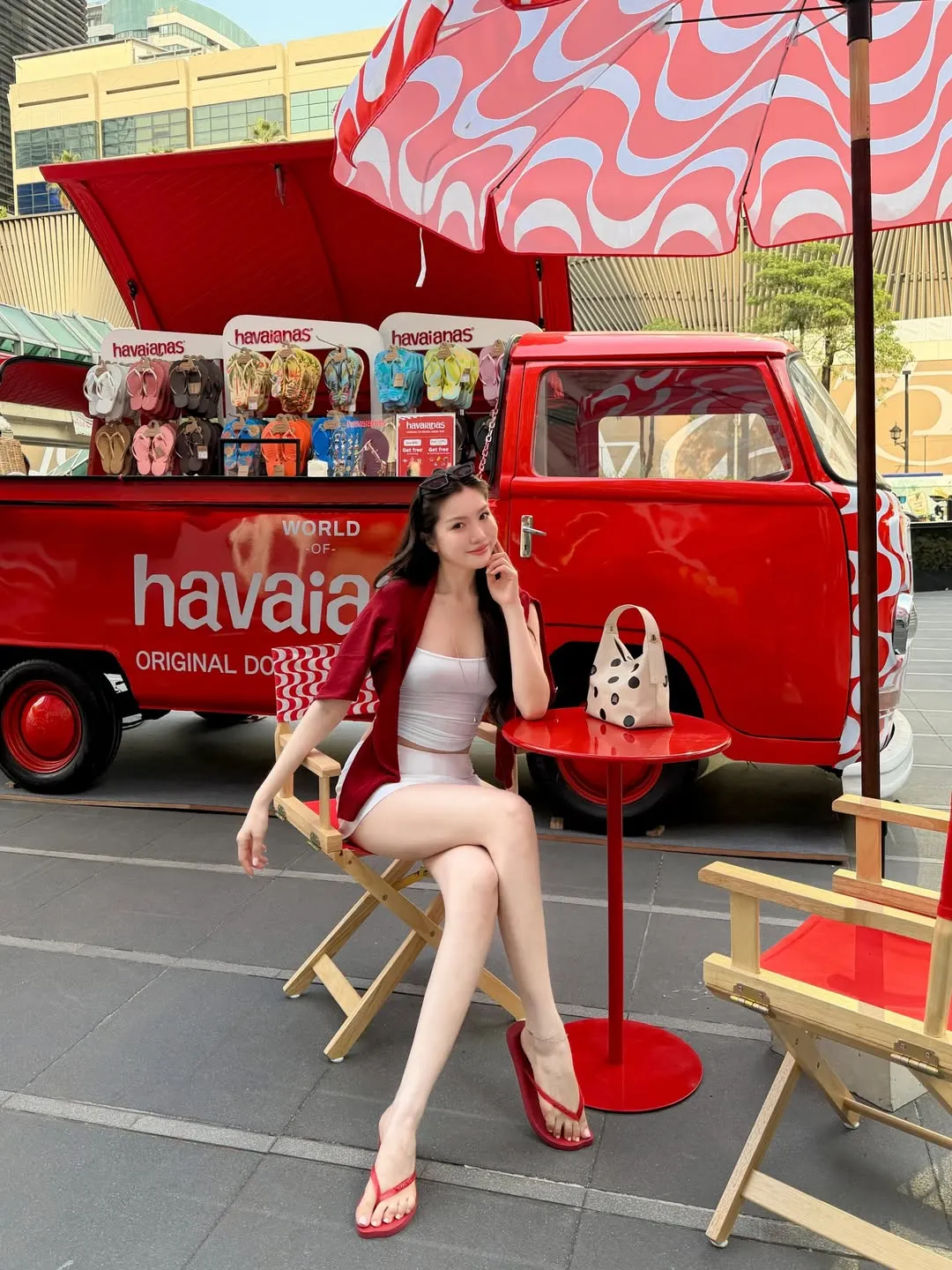 Tinh thần mùa Hè rực rỡ khi diện áo thun body và quần short, kết hợp cùng cardigan và dép đế thấp cùng màu.