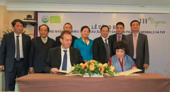  Bà Thái Hương, Chủ tịch Hội đồng quản trị tập đoàn TH ký kết thực hiện tiêu chuẩn hữu cơ Châu Âu (EC 834/2007) và Mỹ (USDA-NOP) cho sản phẩm sữa tươi TH true MILK với ôngRiekele Leonard De Boer, Giám đốc điều hành Công ty Control Union Vietnam.