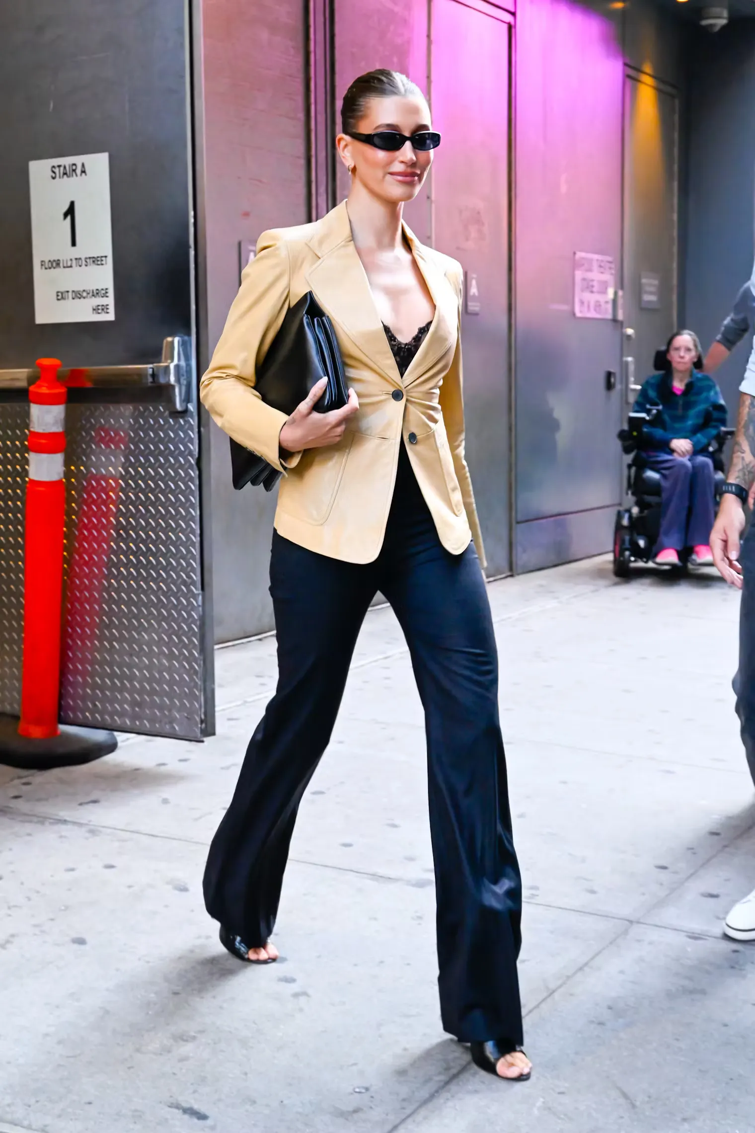 Hailey Bieber diện vest tại sự kiện ra mắt tại cửa hàng Rhode Sephora