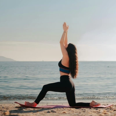 cô gái tập yoga để hạnh phúc - giãn cơ cải thiện tiêu hóa