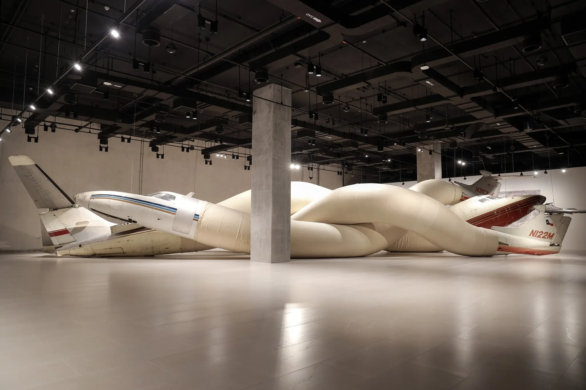 Tác phẩm sắp đặt lớn gồm ba máy bay đan cài vào nhau tại Queen Sirikit National Convention Center, Bangkok, Thái Lan