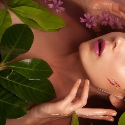 Vitamin E-Cô gái đính đá lên mặt.