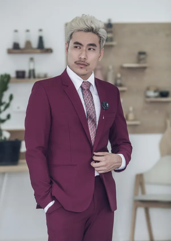 Với mái tóc bạch kim và gương mặt cực kì nam tính, Kiều Minh Tuấn có thể làm chủ được những bộ cánh tưởng chừng rất khó nhằn như vest màu đỏ bọc đô này.