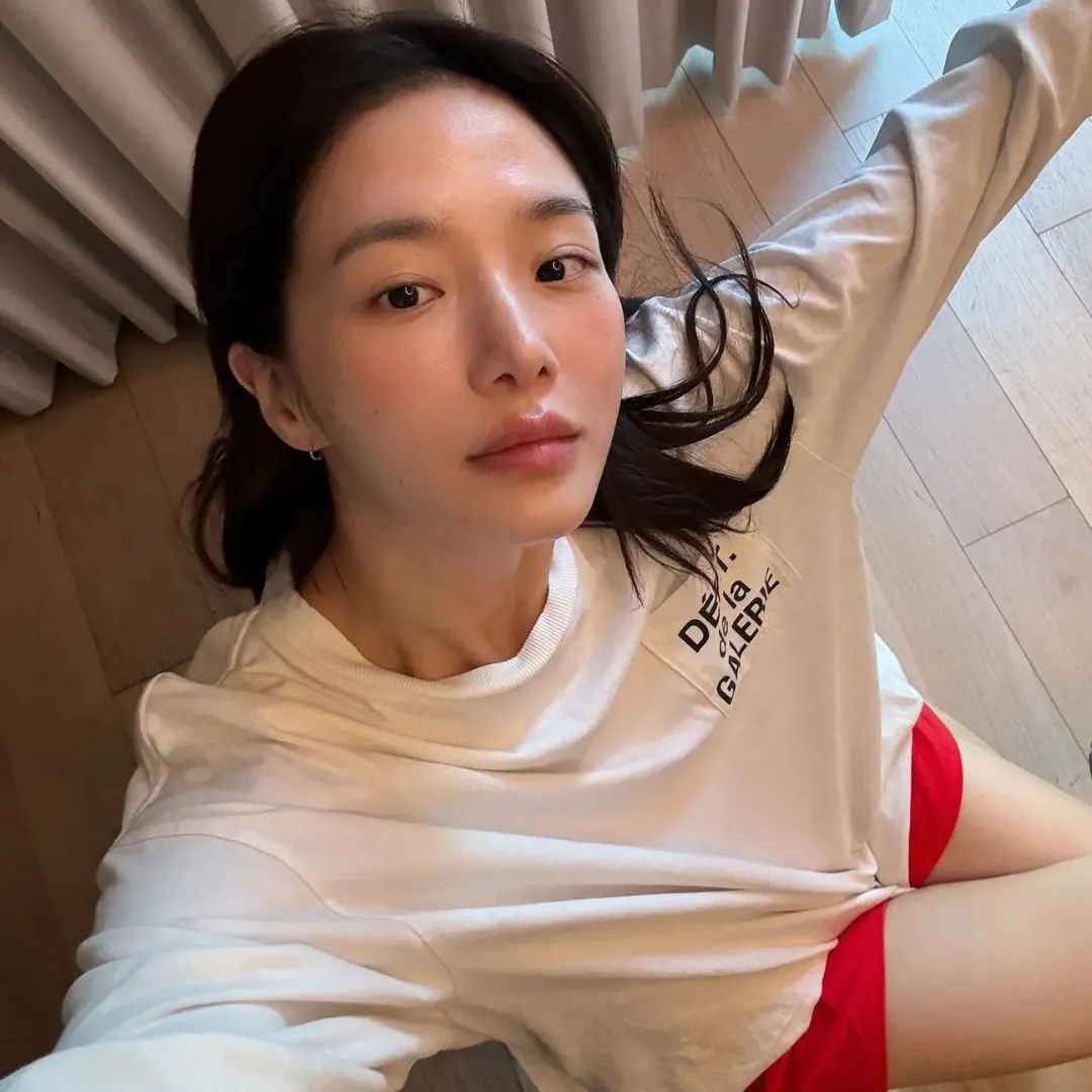 Gương mặt mộc rạng rỡ thể hiện vẻ đẹp khỏe khoắn và tự nhiên của phụ nữ hiện đại.