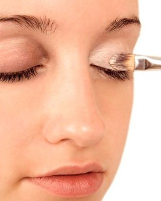 Những lý do nên sở hữu kem lót trang điểm cho mắt