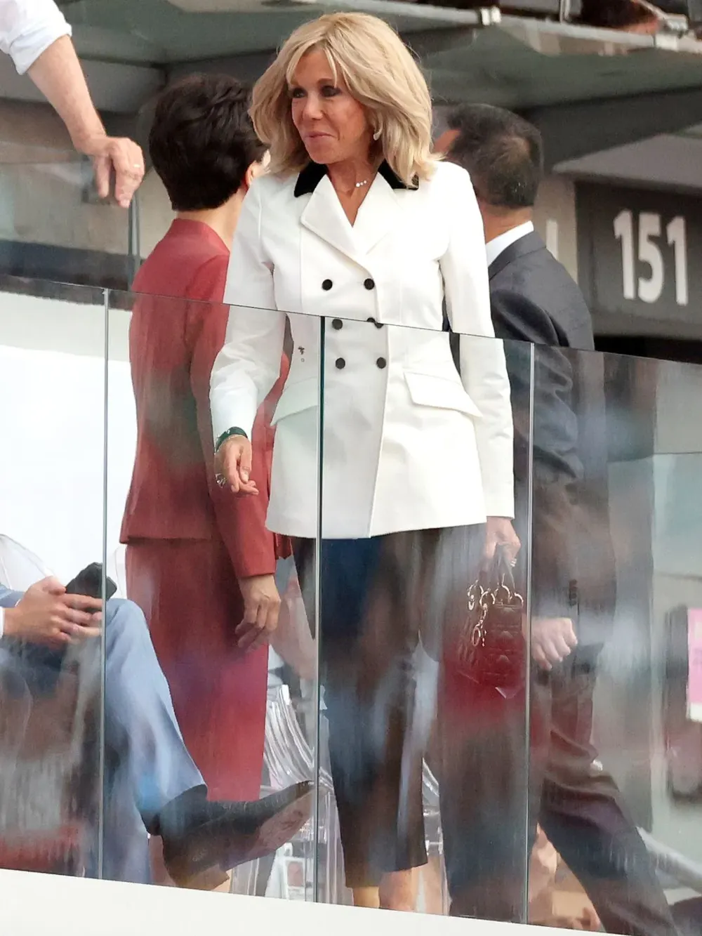 Brigitte Macron diện vest trắng 