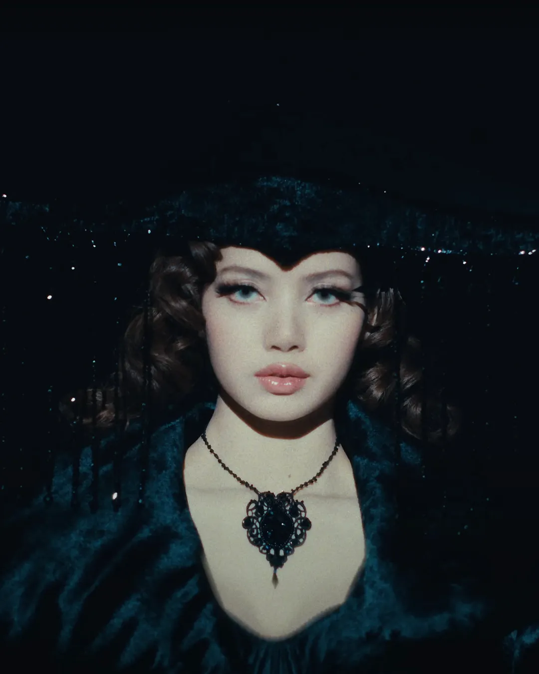tạo hình lisa trong mv born again