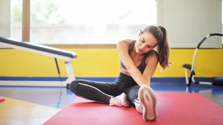 Các bài tập đơn giản giúp cô nàng lười giảm mỡ bụng.