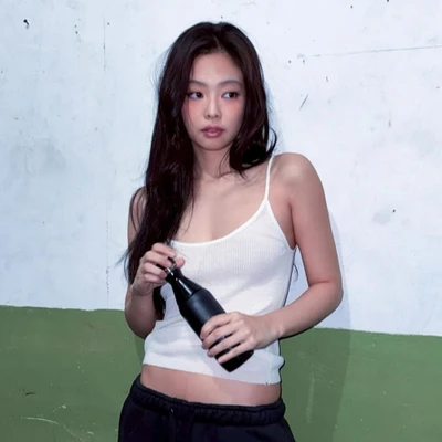 "IT-girl" biến hóa phong cách chỉ với một chiếc áo tank trắng