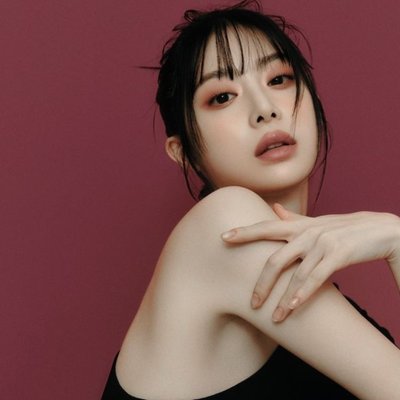 da tay - cô gái Hàn Quốc mặc áo tank top màu đen và tạo dáng chạm tay lên vai