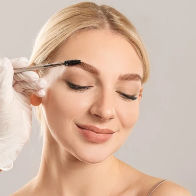 cô gái chải lông mày sau khi wax