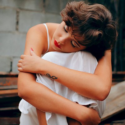 cô gái ngồi buồn bã