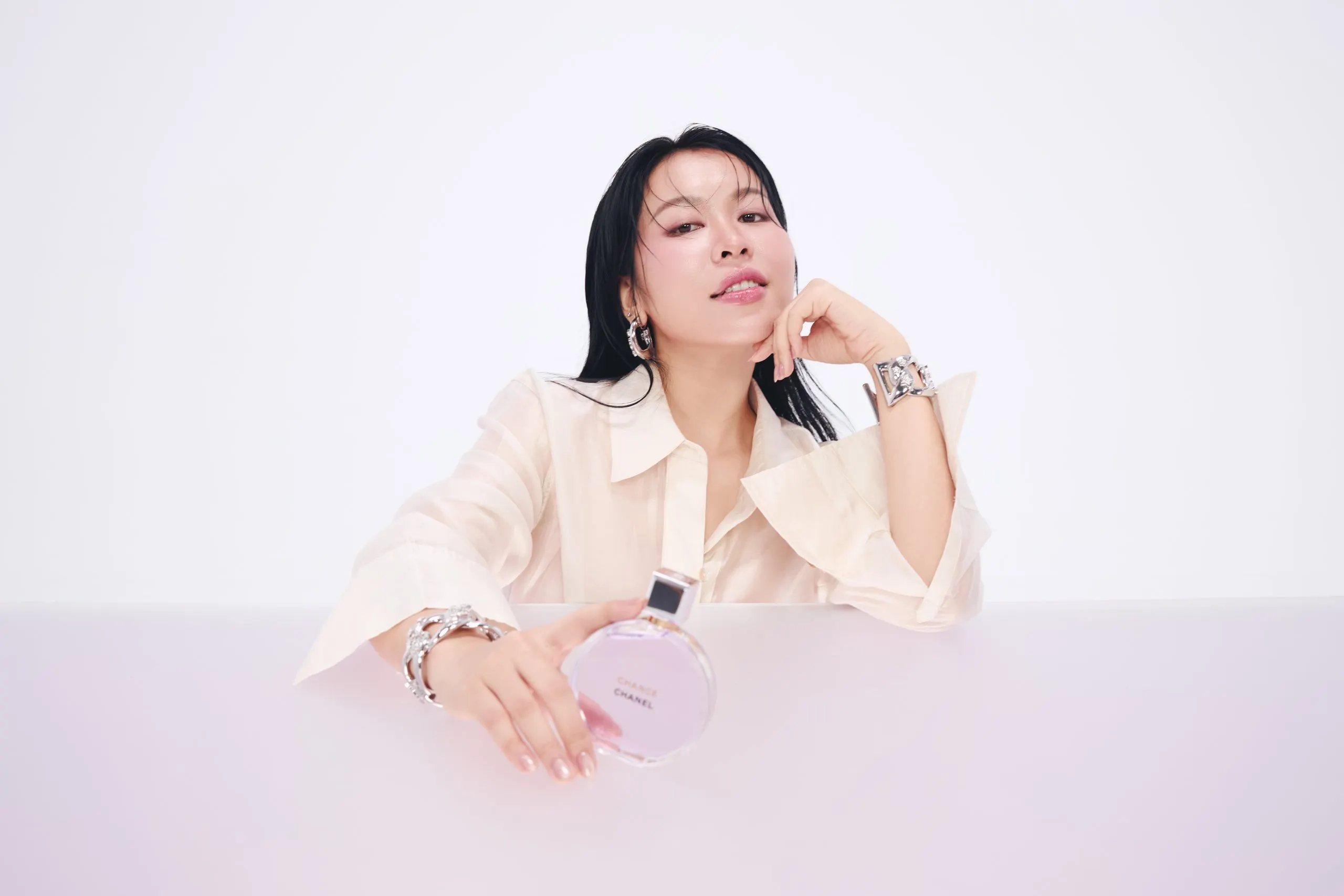 An Phương cầm lọ nước hoa Chanel Chance Eau Splendide