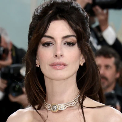 Anne Hathaway - nữ diễn viên xinh đẹp sở hữu gương mặt vuông